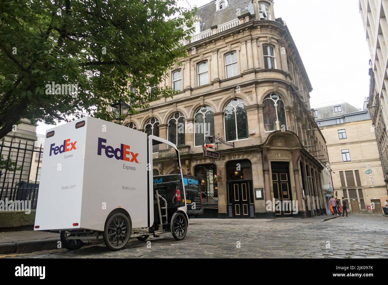 Un vehículo de carga EAV de FedEx en las calles de Edimburgo Foto de stock