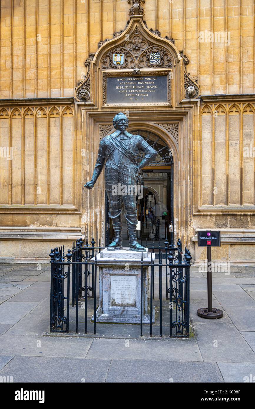 Estatua de bronce William Herbert Earl de Pembroke en el patio cuadrangular de la biblioteca bodleian Oxford University inglaterra reino unido Foto de stock