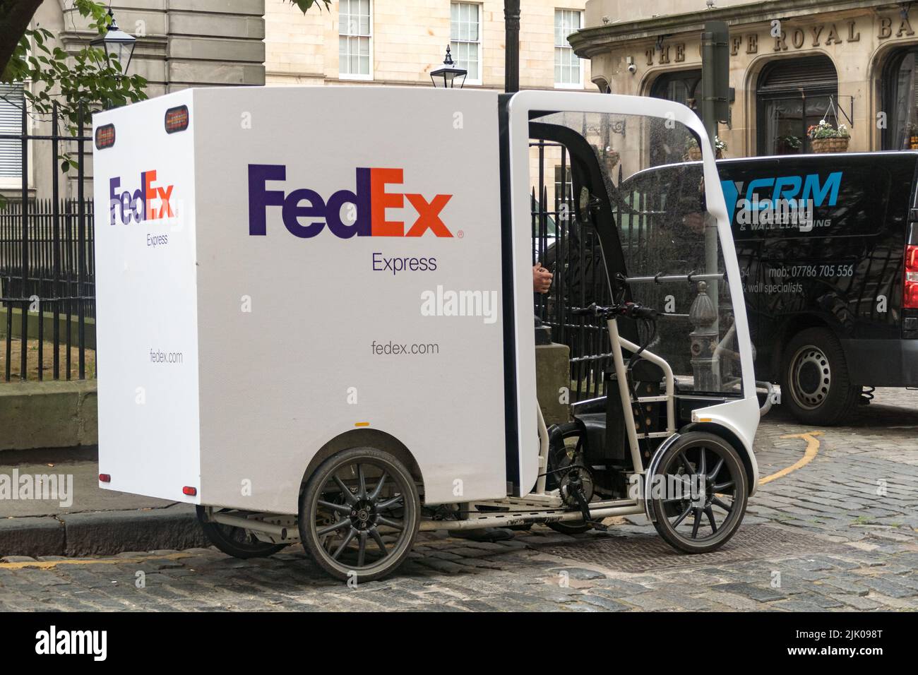 Un vehículo de carga EAV de FedEx en las calles de Edimburgo Foto de stock