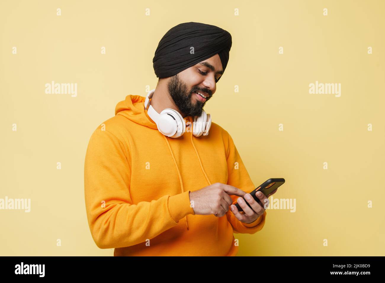 Un Hombre Con Un Turbante Amarillo Imagen editorial - Imagen de cara,  amarillo: 41109855