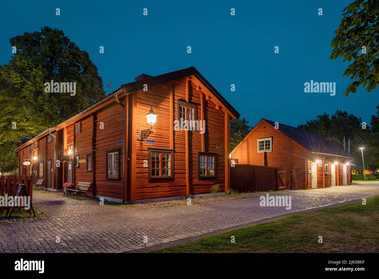 Wadkoping al atardecer en Orebo, Suecia. El barrio de las casas de madera tradicionales suecas Foto de stock
