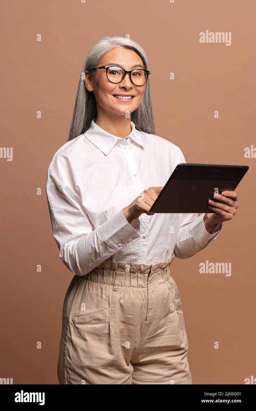 Hombre con elegante ropa formal y con bolsa está fuera contra el edificio  moderno Fotografía de stock - Alamy