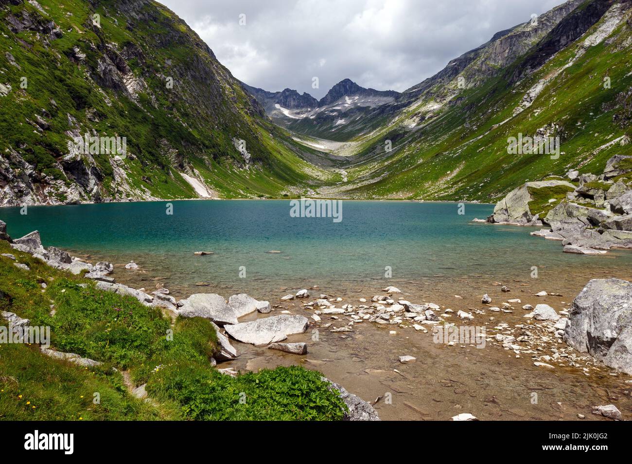 Lago Dorfer. Valle alpino Dorfertal. Osttirol. Parque Nacional de Hohe Tauern. Alpes austríacos. Europa. Foto de stock