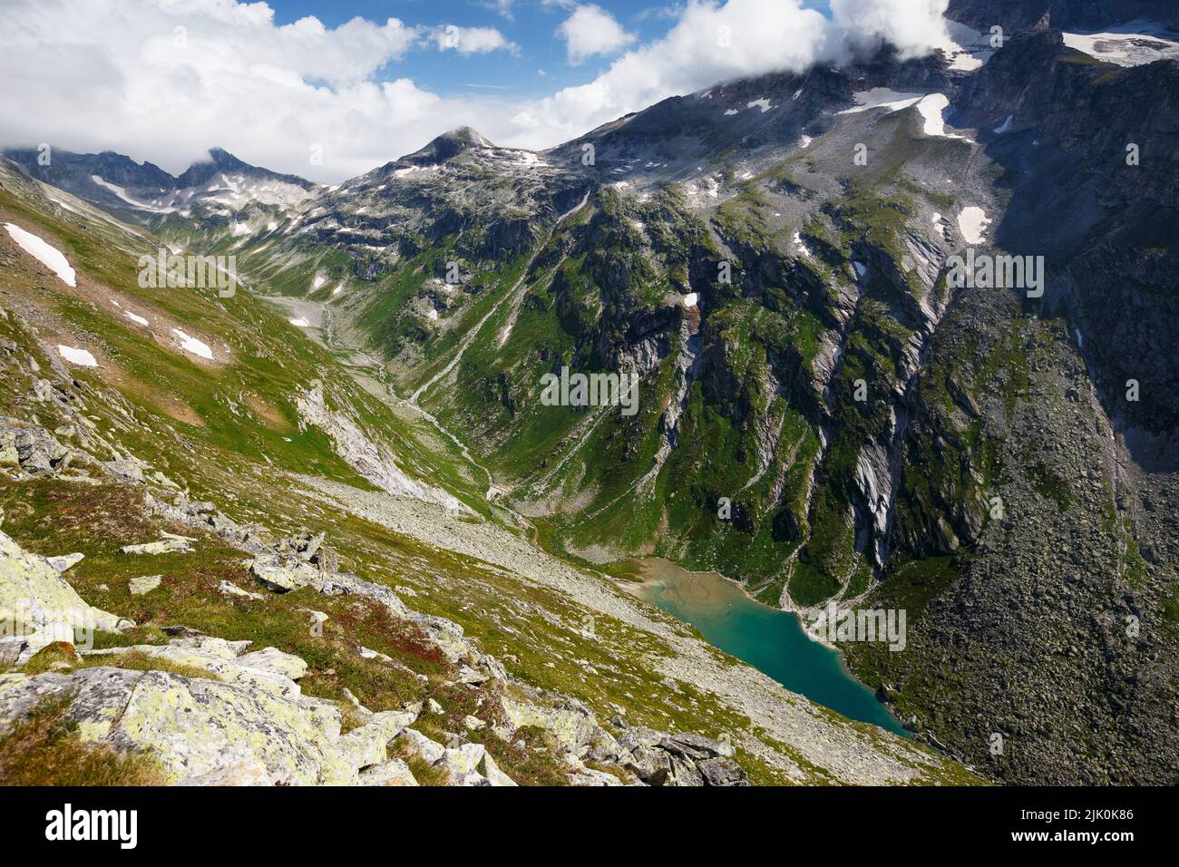 Valle alpino Dorfertal, vista sobre el lago Dorfer. Osttirol. Parque Nacional de Hohe Tauern. Alpes austríacos. Europa. Foto de stock