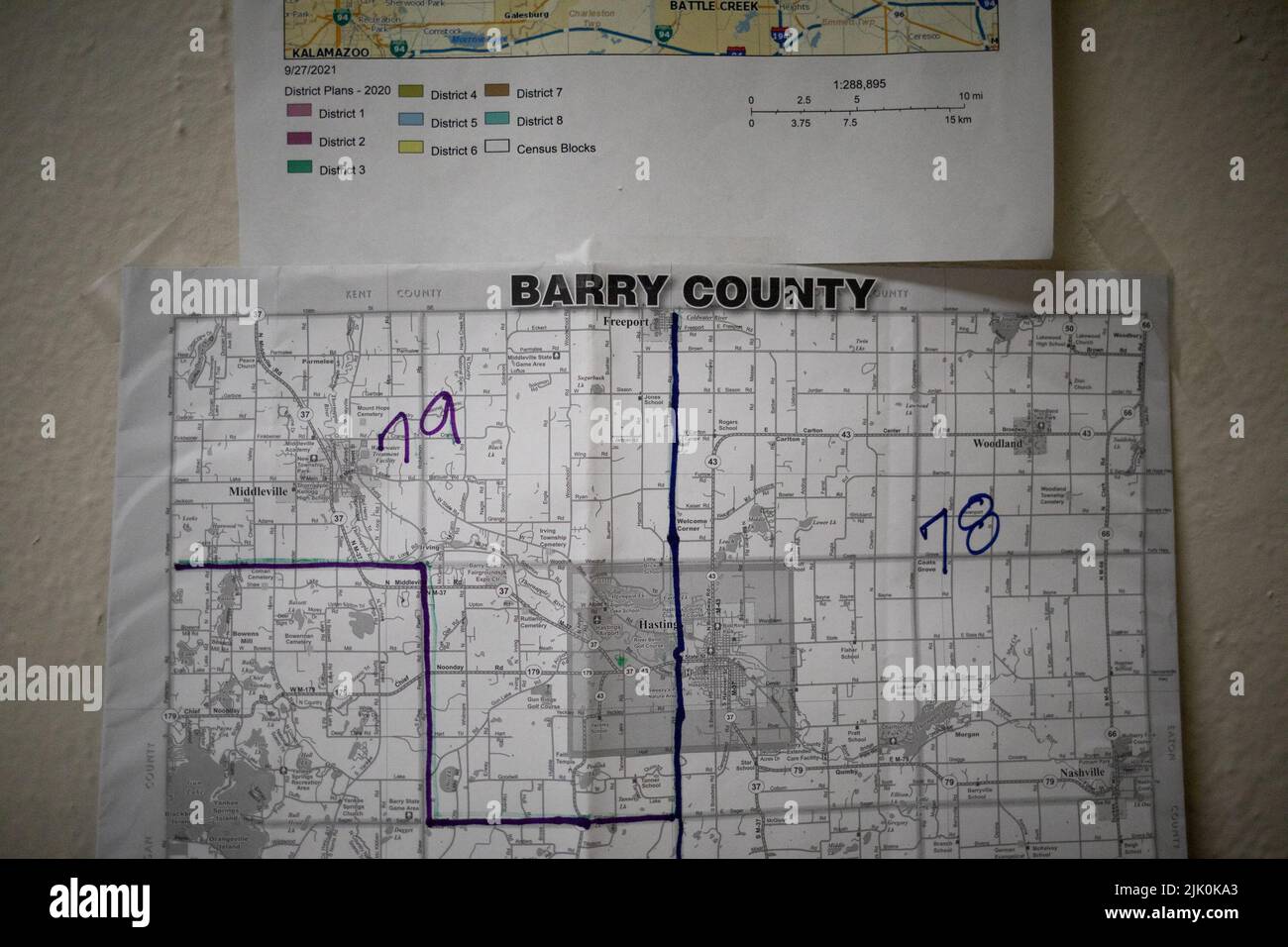 Un mapa de los distritos del Condado de Barry se ve en la oficina del secretario del Condado de Barry Pam Palmer en Hastings, Michigan, EE.UU., 11 de julio de 2022. REUTERS/Emily Elconin Foto de stock