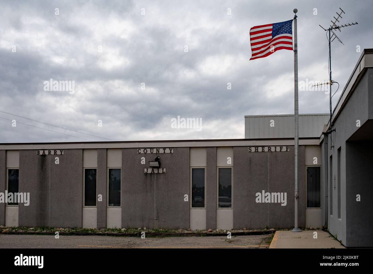 Una bandera estadounidense ondeaba frente a la oficina del sheriff del condado de Barry en Hastings, Michigan, EE.UU., 11 de julio de 2022. REUTERS/Emily Elconin Foto de stock