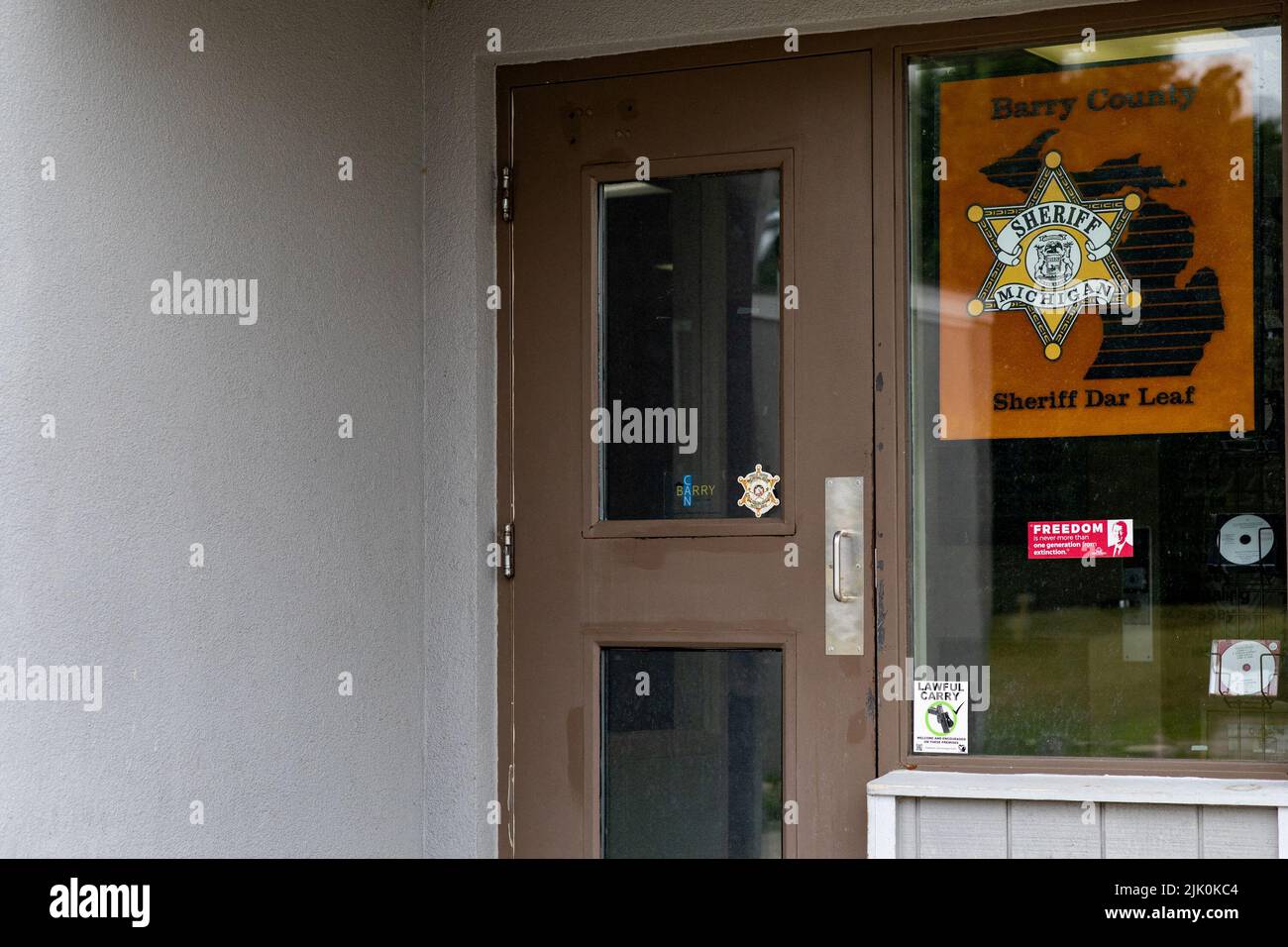 Una vista fuera de la entrada de la Oficina del Sheriff del Condado de Barry en Hastings, Michigan, EE.UU., 11 de julio de 2022. REUTERS/Emily Elconin Foto de stock