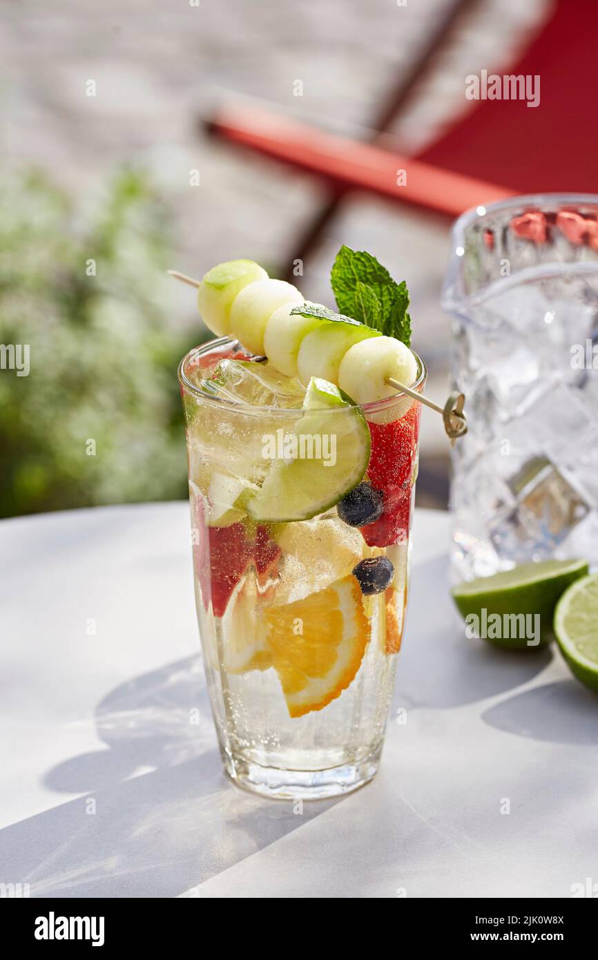Bebida de verano con fruta refrescante sumergida Foto de stock