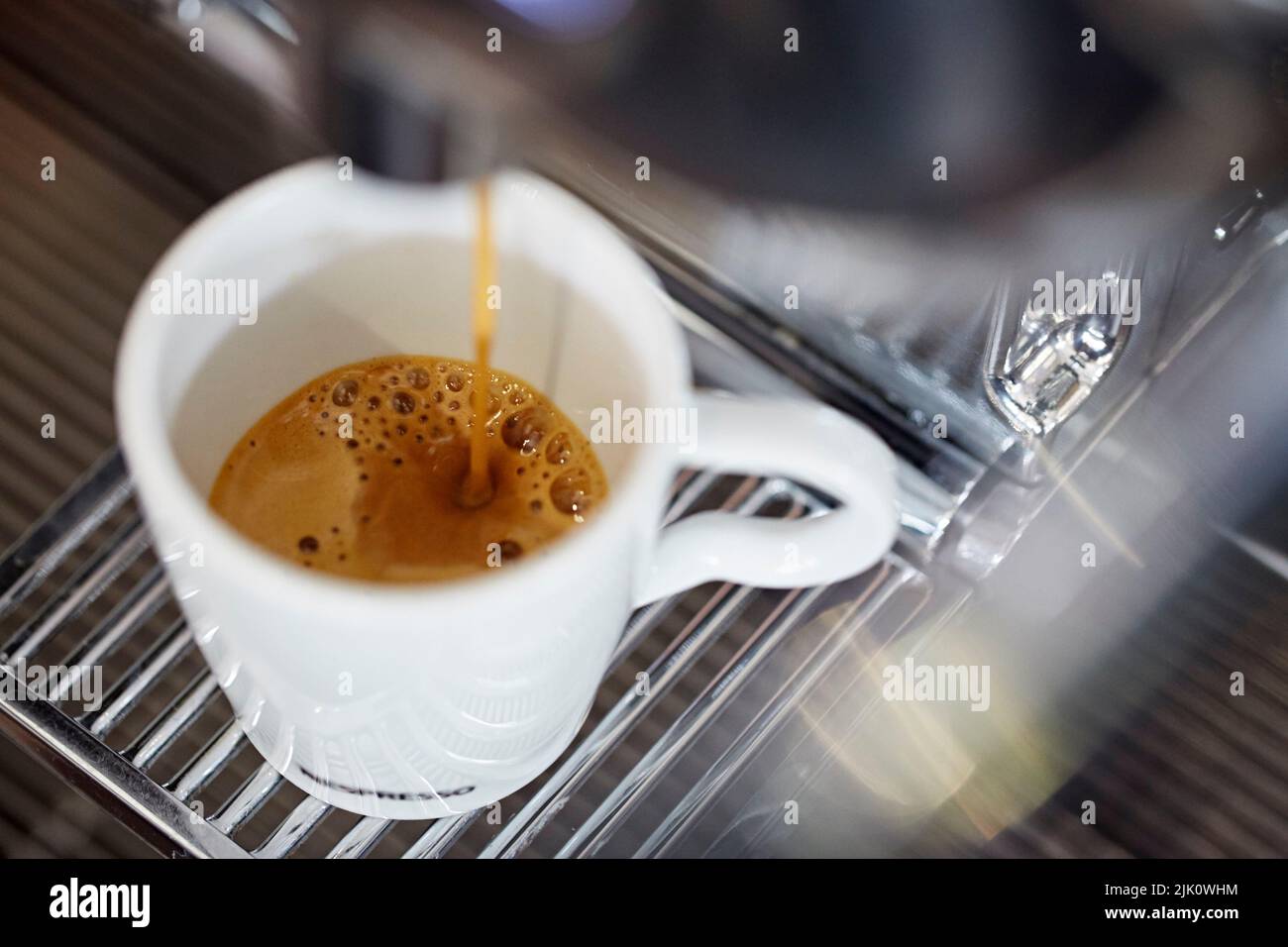 El espresso se vierte desde una cafetera Foto de stock