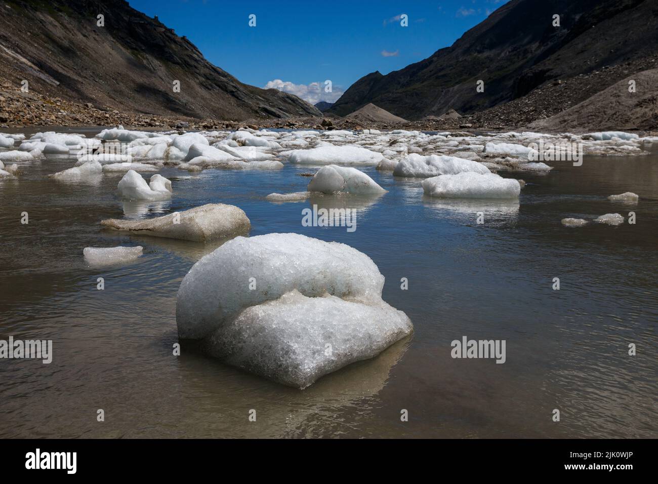 Glaciar Pasterze, bloques de hielo de lengua terminal del glaciar sobre el lago proglacial. Grupo Glockner. Alpes austríacos. Europa. Foto de stock