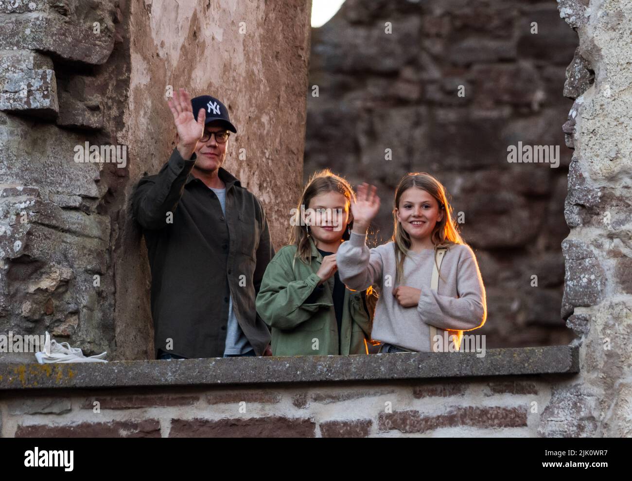 BORGHOLM 20220728 El príncipe Daniel y la princesa Estelle en el concierto de Veronica Maggio en las ruinas del castillo de Borgholm, Suecia, el 28 de julio de 2022. Foto: Suvad Mrkonjic/TT código 10042 Foto de stock