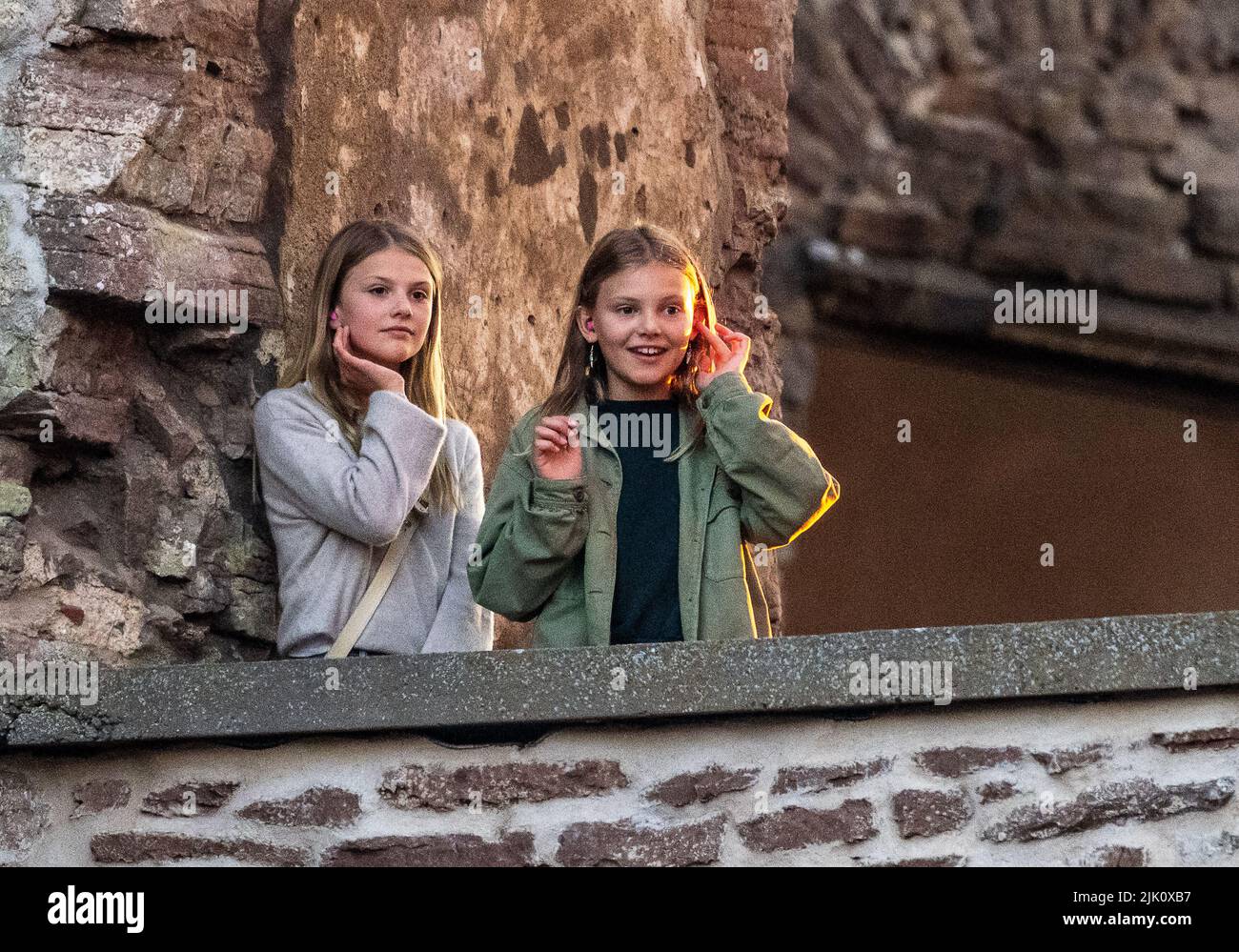 BORGHOLM 20220728 El príncipe Daniel y la princesa Estelle en el concierto de Veronica Maggio en las ruinas del castillo de Borgholm, Suecia, el 28 de julio de 2022. Foto: Suvad Mrkonjic/TT código 10042 Foto de stock