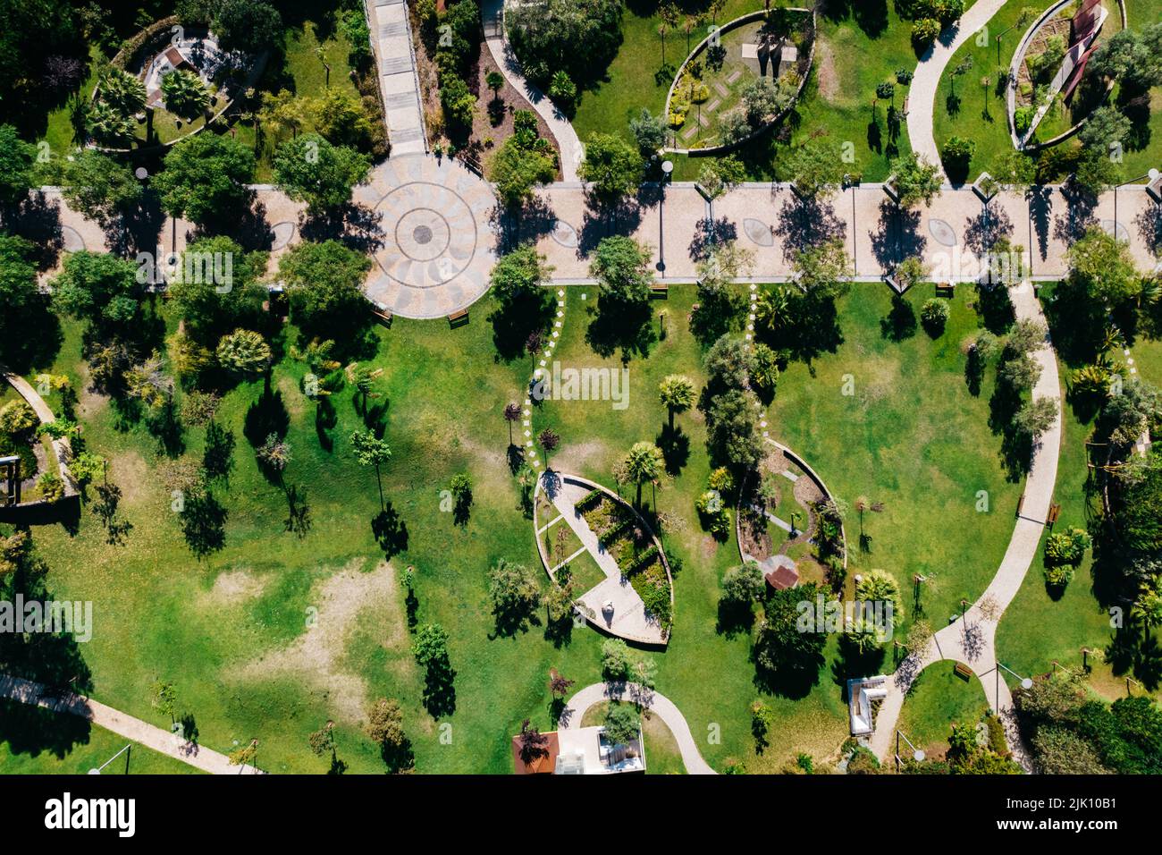 Lisboa, Portugal - 29 de julio de 2022: Vista aérea del Parque dos Poetas en Oerias, traducida al Parque del Poeta Foto de stock