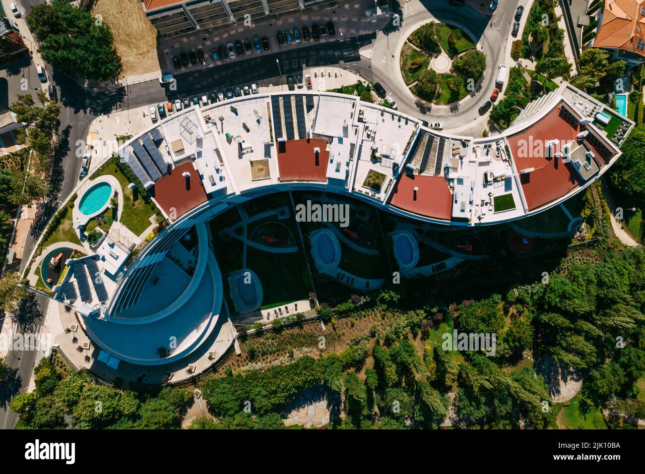 Lisboa, Portugal - 29 de julio de 2022: Vista aérea del condominio de lujo junto al Parque dos Poetas en Oerias, traducido al Parque del Poeta Foto de stock