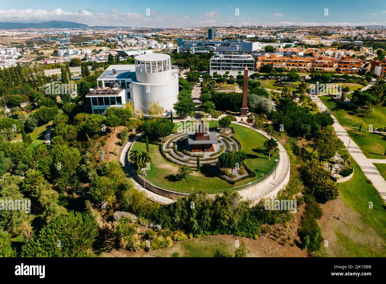 Lisboa, Portugal - 29 de julio de 2022: Vista aérea del Parque dos Poetas en Oerias, traducida al Parque del Poeta Foto de stock