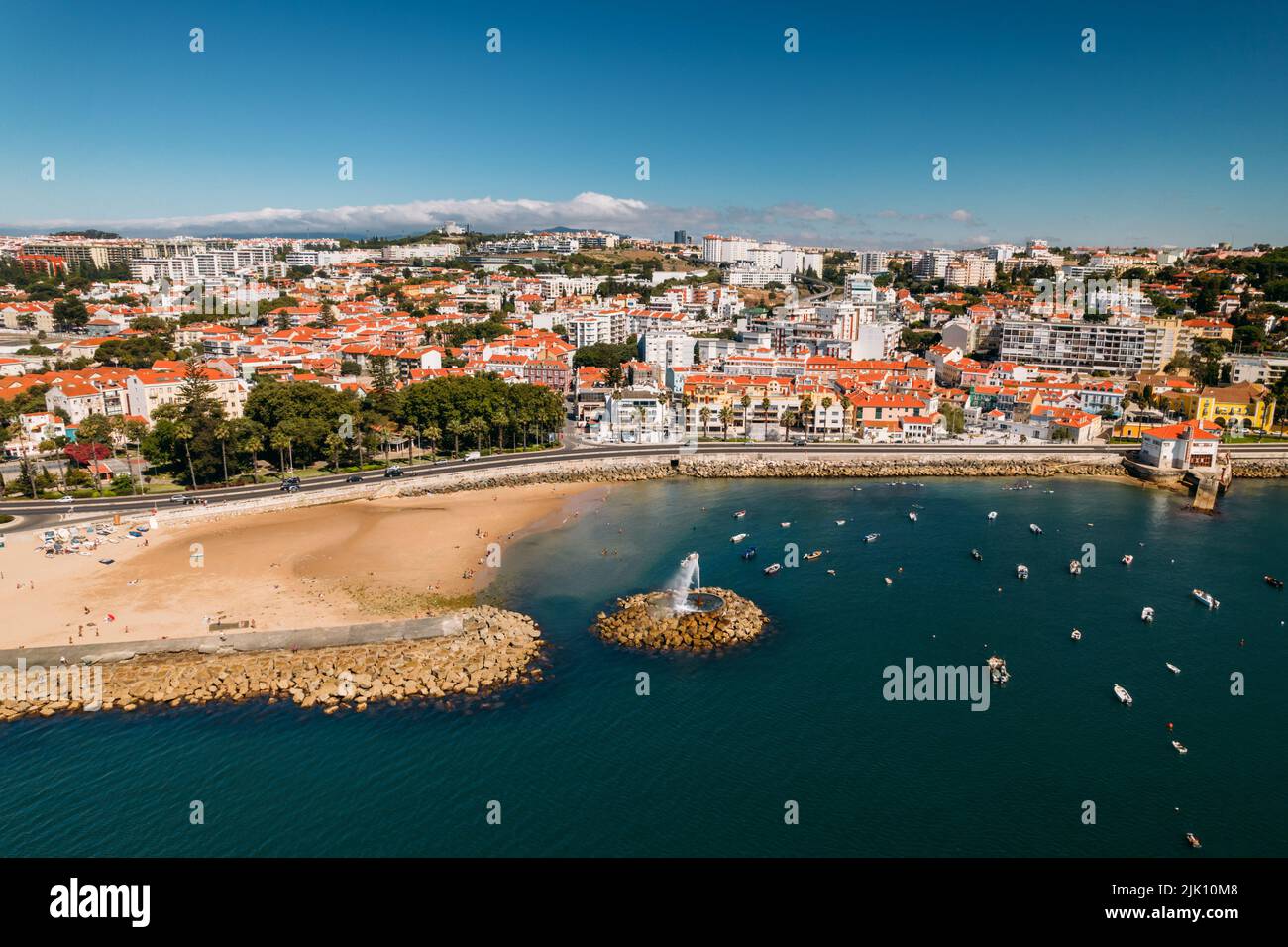Vista aérea de Praia Velha que significa Playa Vieja en la bahía de Paco de Arcos en Oerias, Lisboa Región, Portugal Foto de stock