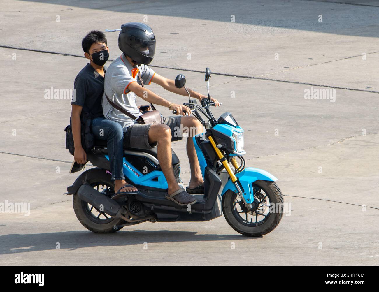 SAMUT PRAKAN, TAILANDIA, 15 2022 de abril, un motociclista lleva a un niño en una moto Foto de stock