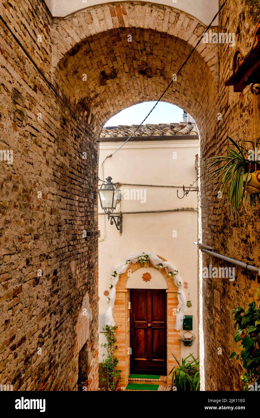 Arco medieval en el centro histórico de Loreto Aprutino, Italia Foto de stock