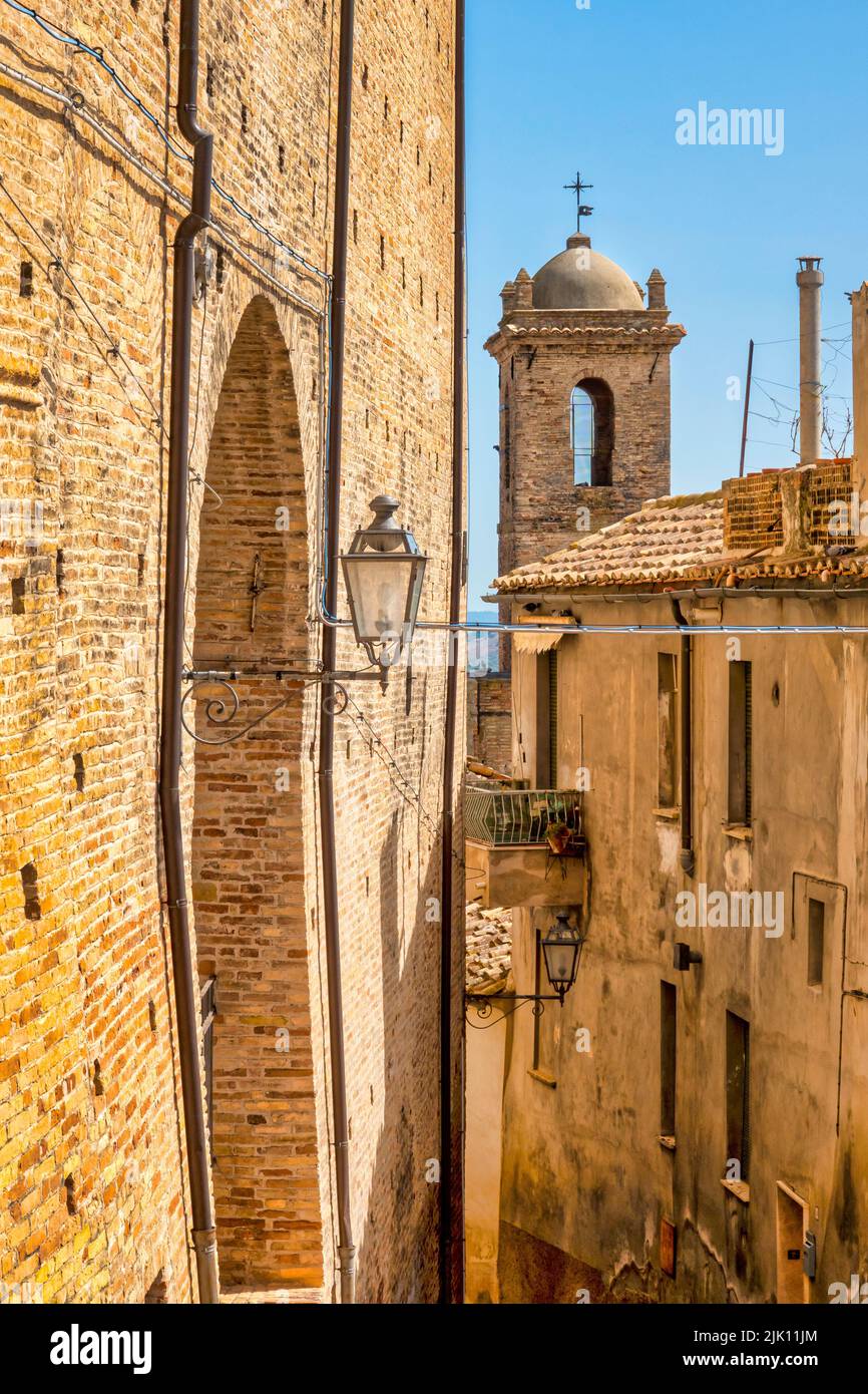 Vista del centro histórico de Loreto Aprutino con el campanario de la iglesia de San Giuseppe, Loreto Aprutino, Italia Foto de stock