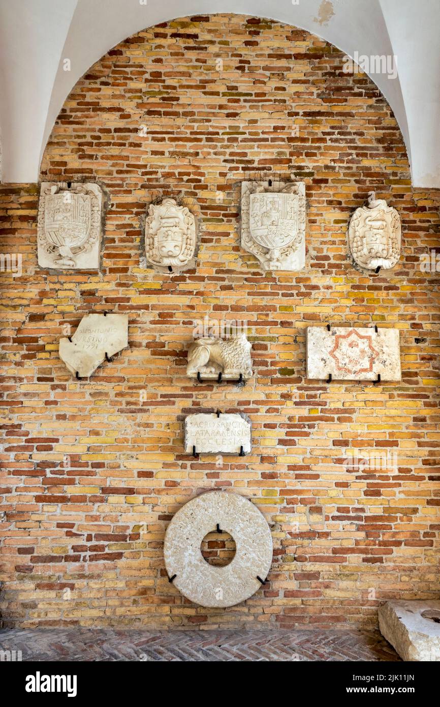 Escudo de obispos y gobernantes en el pórtico del complejo de San Pietro Apostolo, Loreto Aprutino, Italia Foto de stock