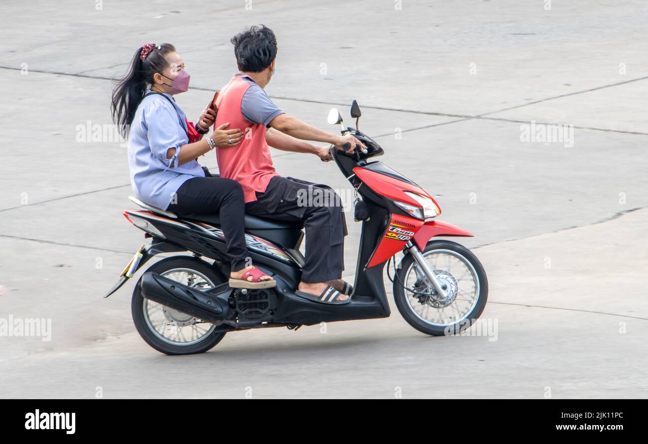 SAMUT PRAKAN, TAILANDIA, 26 2022 DE MAYO, el par de paseos en motocicleta en la calle. Foto de stock