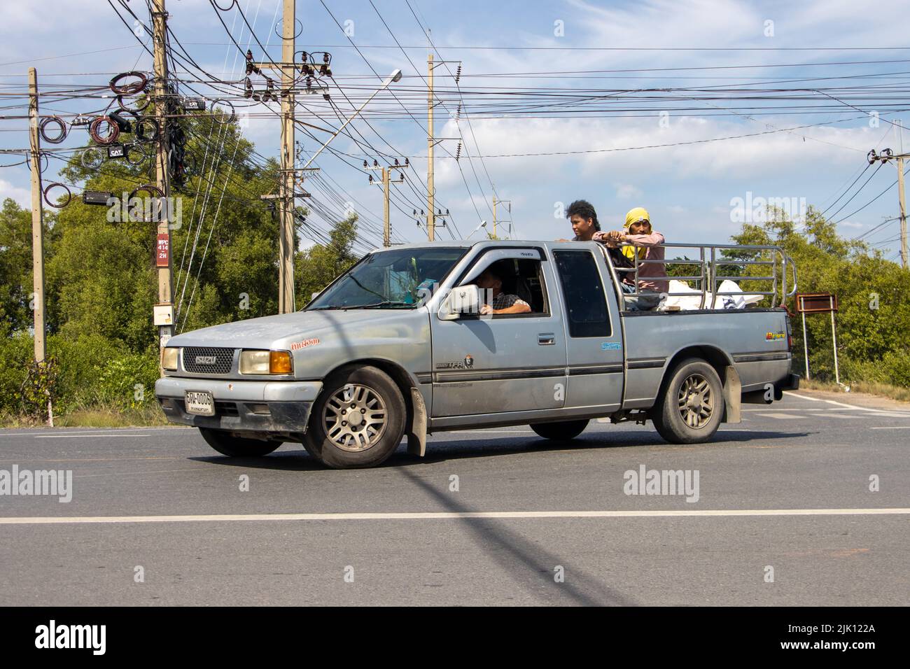 BANGKOK, TAILANDIA, 05 2022 DE JUNIO, un pick up auto conduce en la carretera Foto de stock