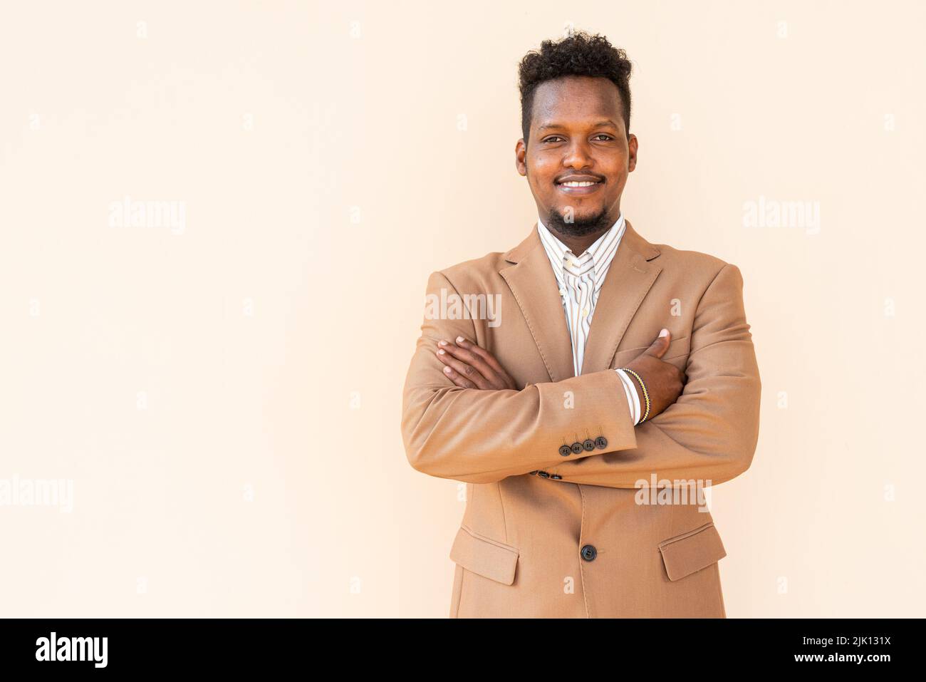 Retrato de un hermoso joven africano Foto de stock