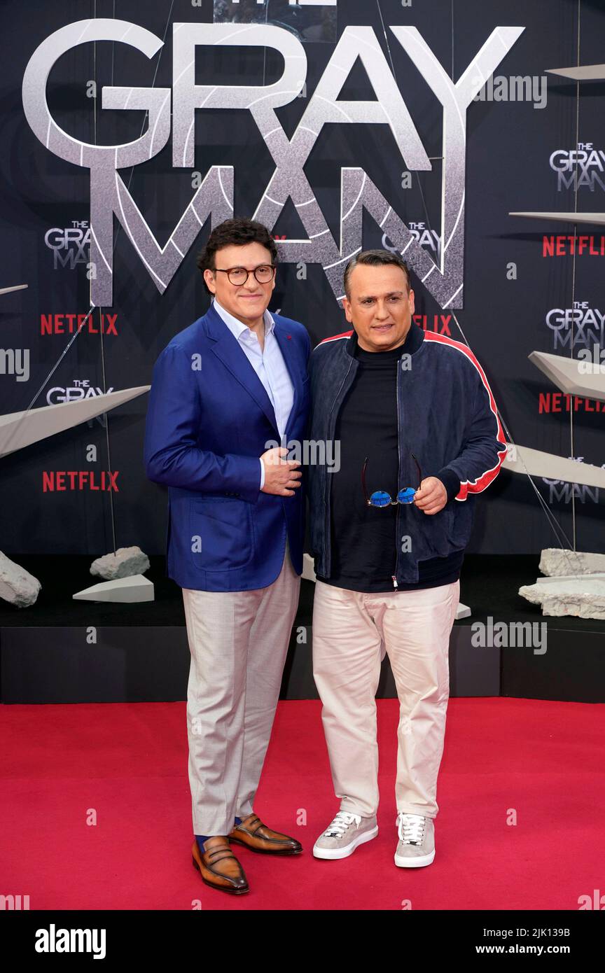 Anthony Russo y Joe Russo asisten a la proyección especial de Netflix 'The Gray Man' en el Zoo Palast el 18 de julio de 2022 en Berlín, Alemania. Foto de stock