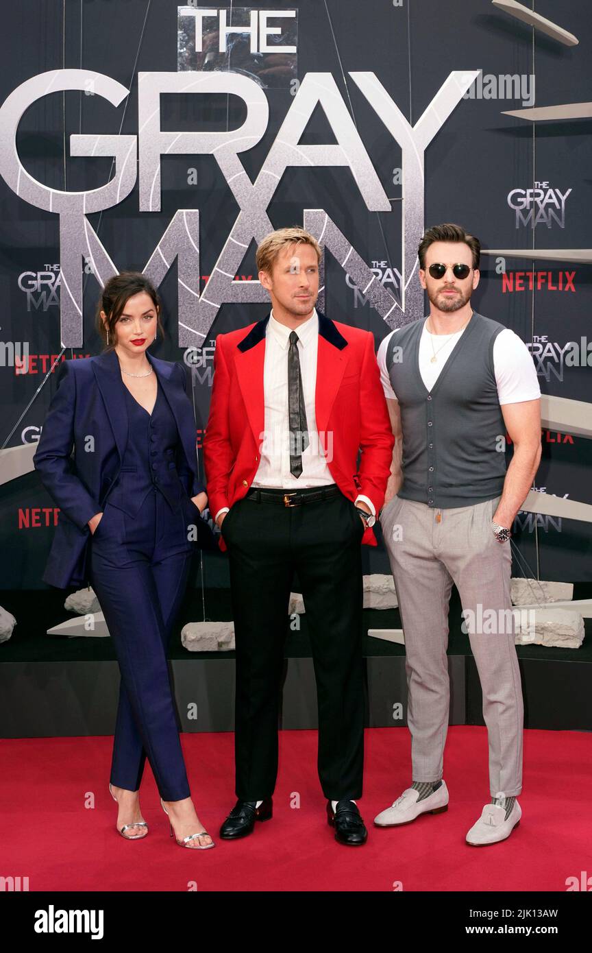 Ana De Armas, Ryan Gosling y Chris Evans asisten a la proyección especial de Netflix 'The Gray Man' en el Zoo Palast el 18 de julio de 2022 en Berlín, Alemania. Foto de stock
