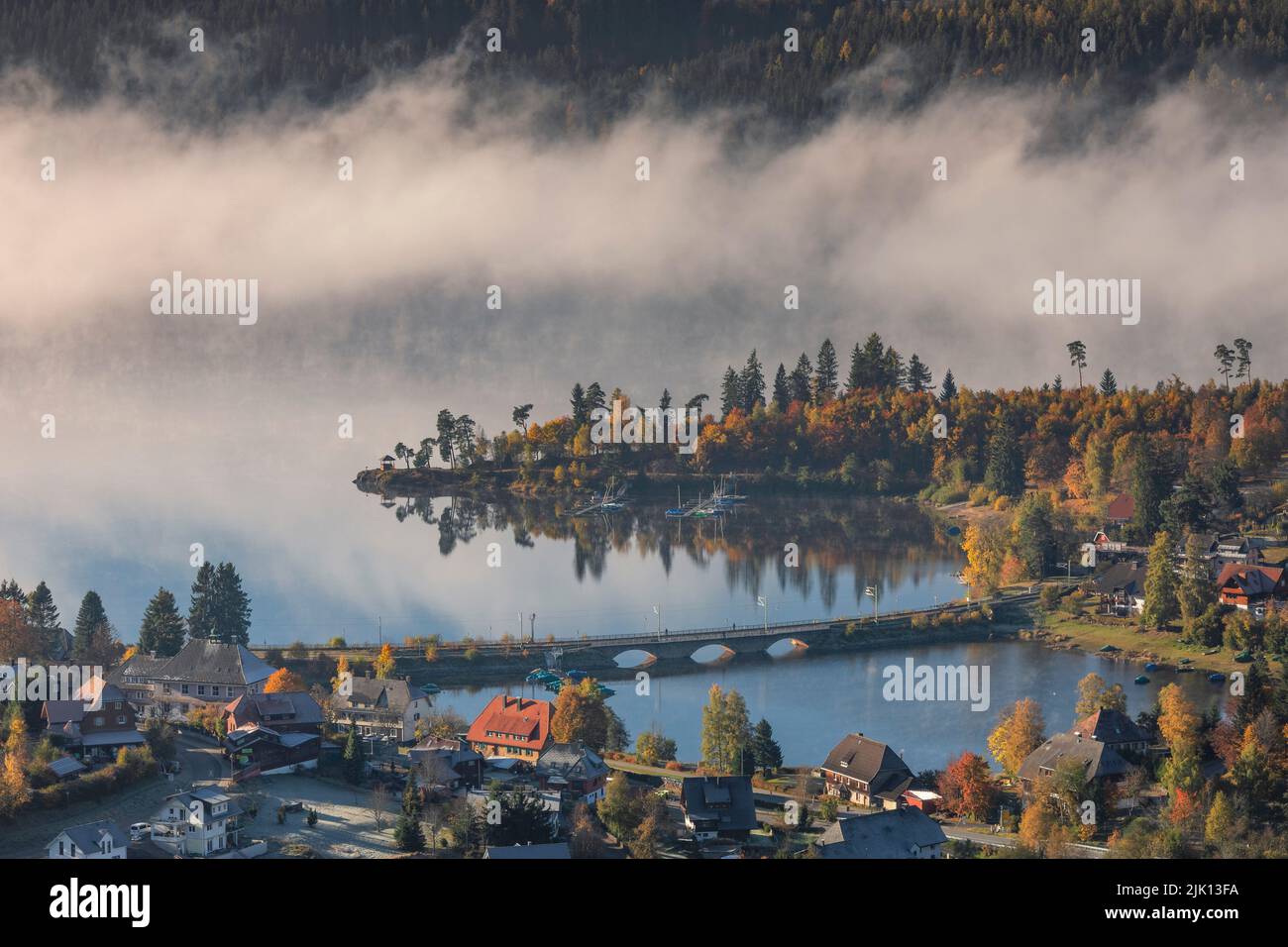 Niebla de madrugada, Schluchsee, Selva Negra, Baden-Wurttemberg, Alemania, Europa Foto de stock
