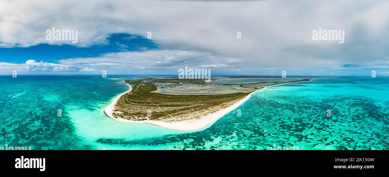 Vista aérea del arrecife de coral en el mar cristalino y la laguna tropical, 11 Mile Beach, Barbuda, Antigua y Barbuda, West Indies, Caribe Foto de stock