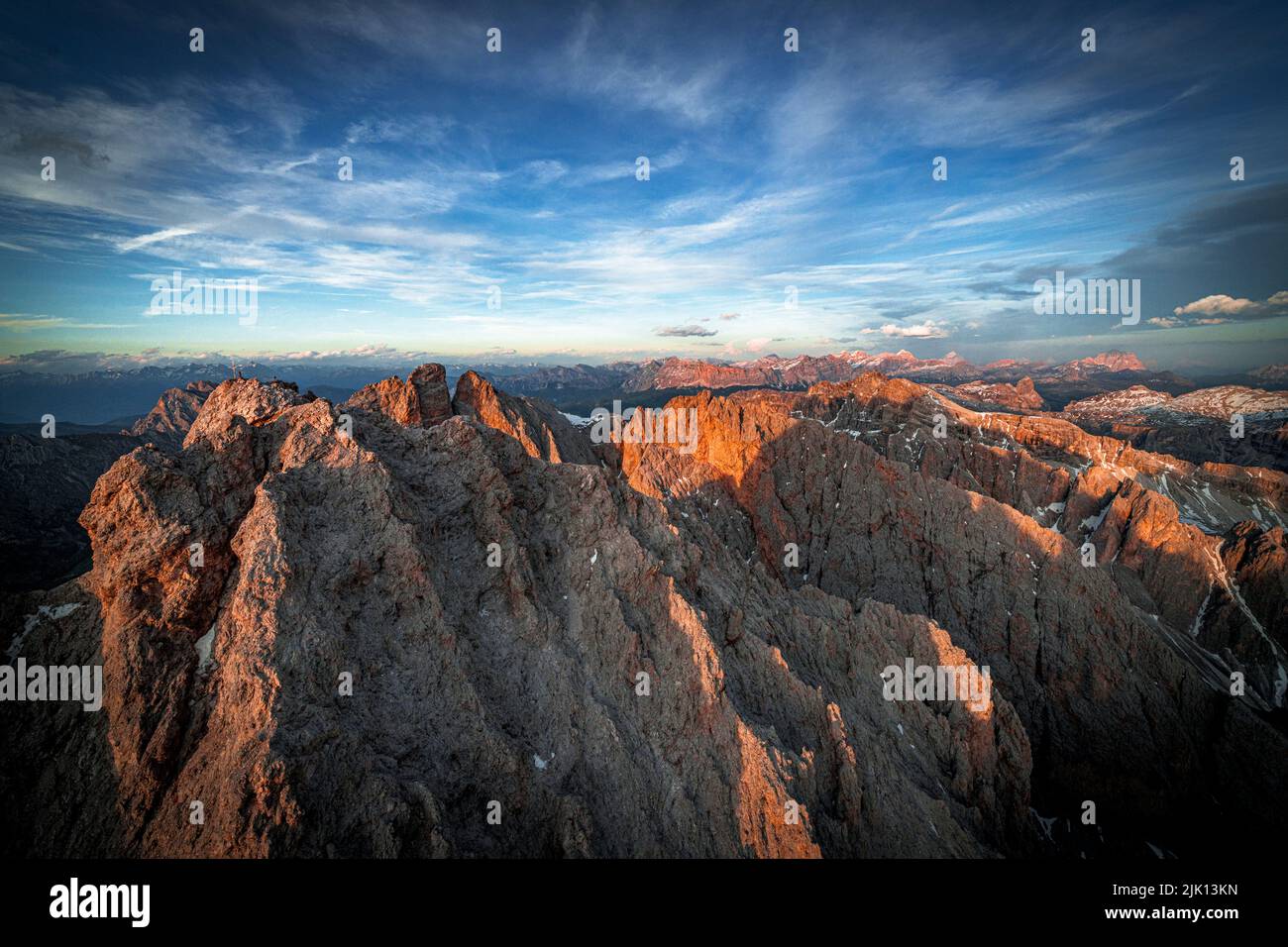 Vista aérea de Puez Odle, Furchetta y Sass Rigais al atardecer, Dolomitas, Tirol del Sur, Italia, Europa Foto de stock