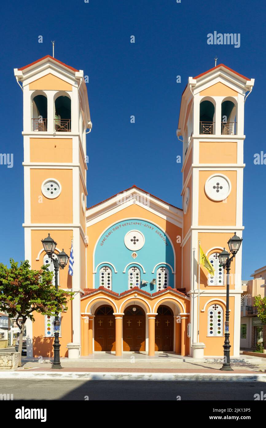 Fachada y torres gemelas de la iglesia en la ciudad vieja de Lixouri, Kefalonia, Islas Jónicas, Islas Griegas, Grecia, Europa Foto de stock