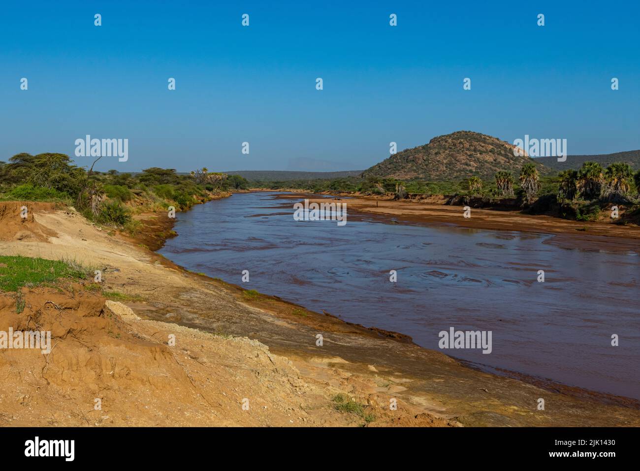 Río Ewaso Ng'iro que fluye a través de la Reserva de Caza Shaba, Parque Nacional Samburu, Kenia Foto de stock