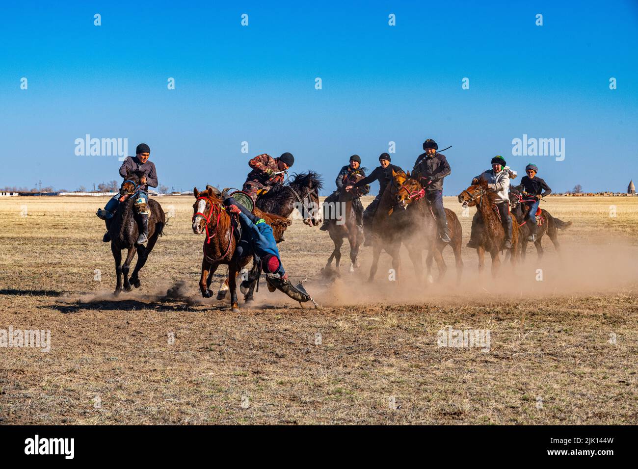 Hombres practicando Kokpar, juego nacional de caballos, Kazajstán, Asia Central, Asia Foto de stock