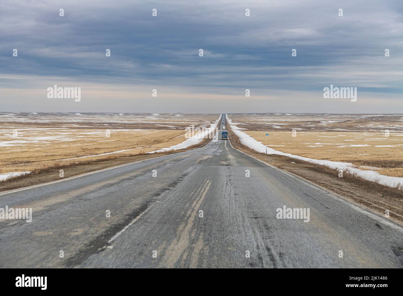 Carretera larga y recta, al sur de Kostanay, al norte de Kazajstán, Asia central, Asia Foto de stock