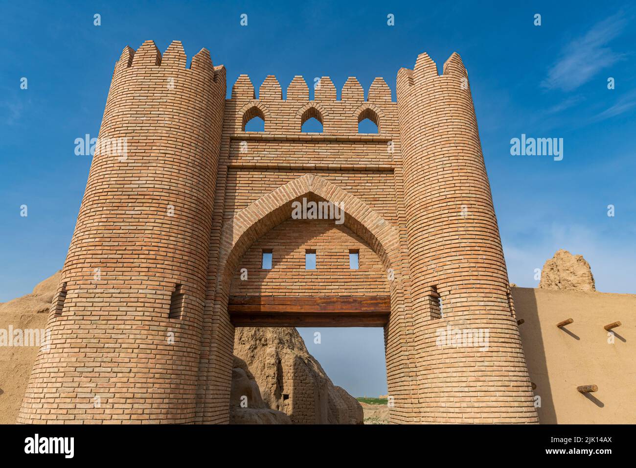 Puerta de entrada al antiguo asentamiento de Sauran, Turkistán, Kazajstán, Asia central, Asia Foto de stock