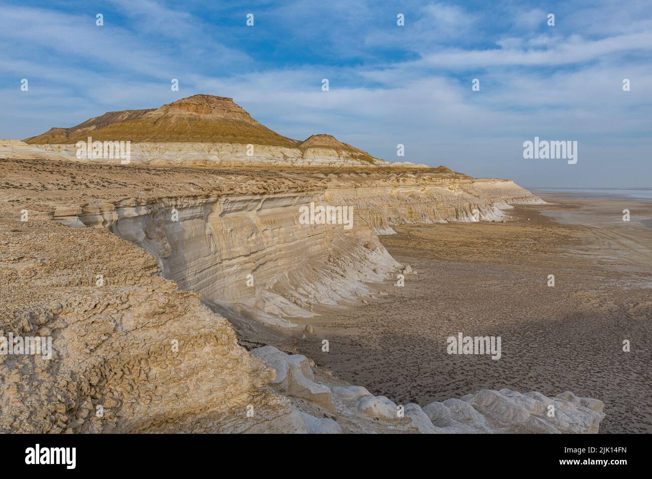 Aérea de roca masiva acantilado, Sor Tuzbair, un solonchak (marisma), Mangystau, Kazajstán, Asia Central, Asia Foto de stock