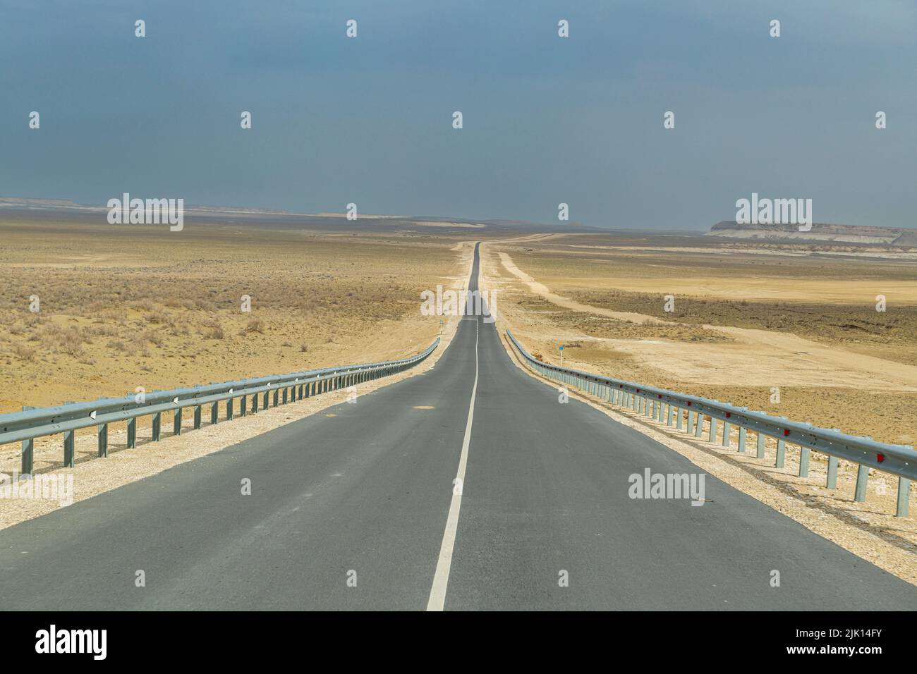 Carretera larga y recta en Mangystau, Kazajstán, Asia Central, Asia Foto de stock