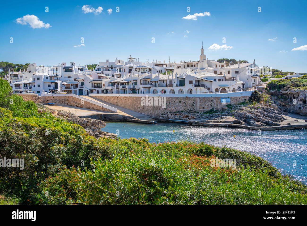 Vista de casas encaladas y Mar Mediterráneo, Binibequer Vell, Menorca, Islas Baleares, España, Mediterráneo, Europa Foto de stock