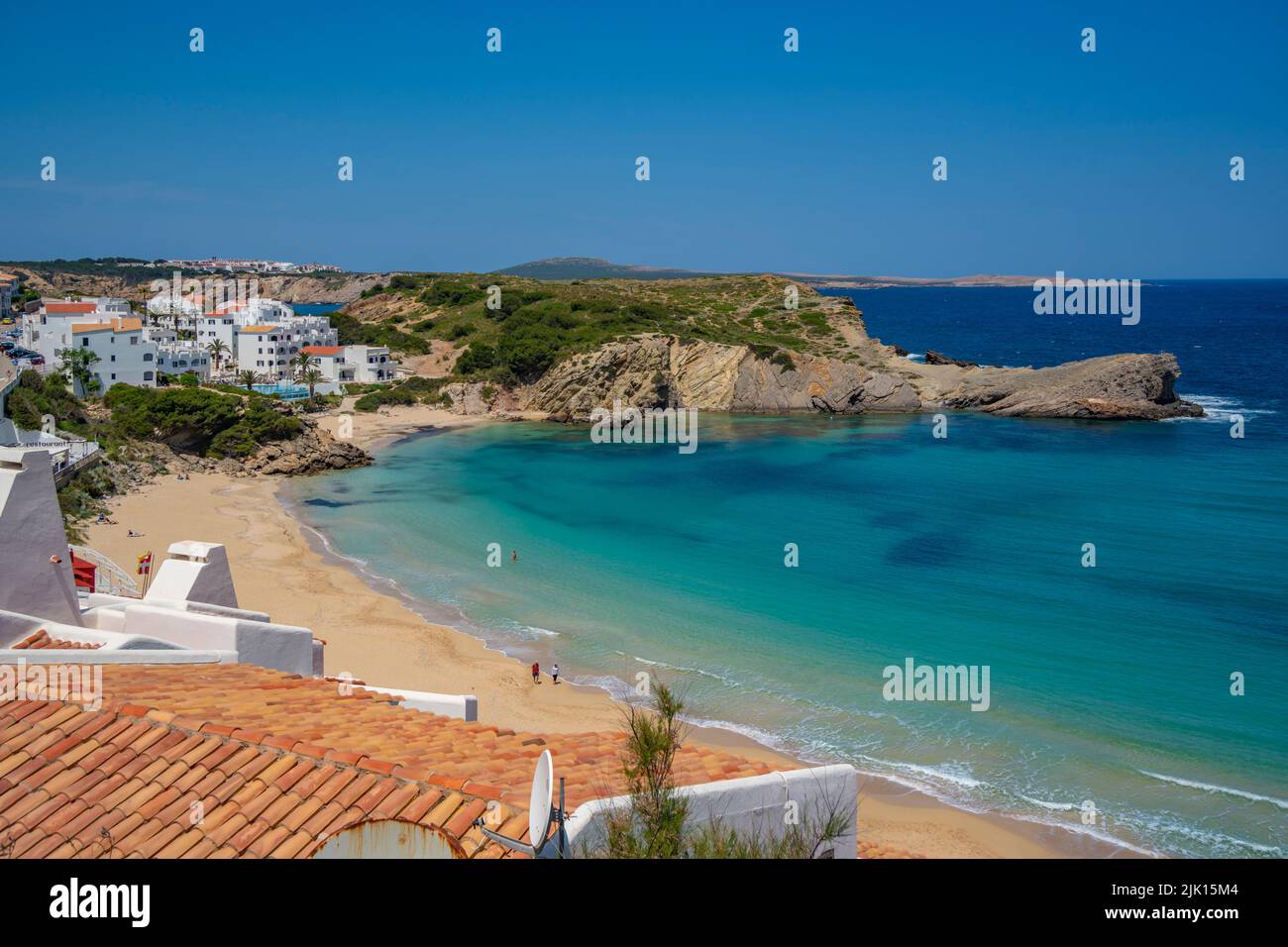 Vista de playa y tejados en Arenal d'en Castell, Es Mercadal, Menorca, Islas Baleares, España, Mediterráneo, Europa Foto de stock