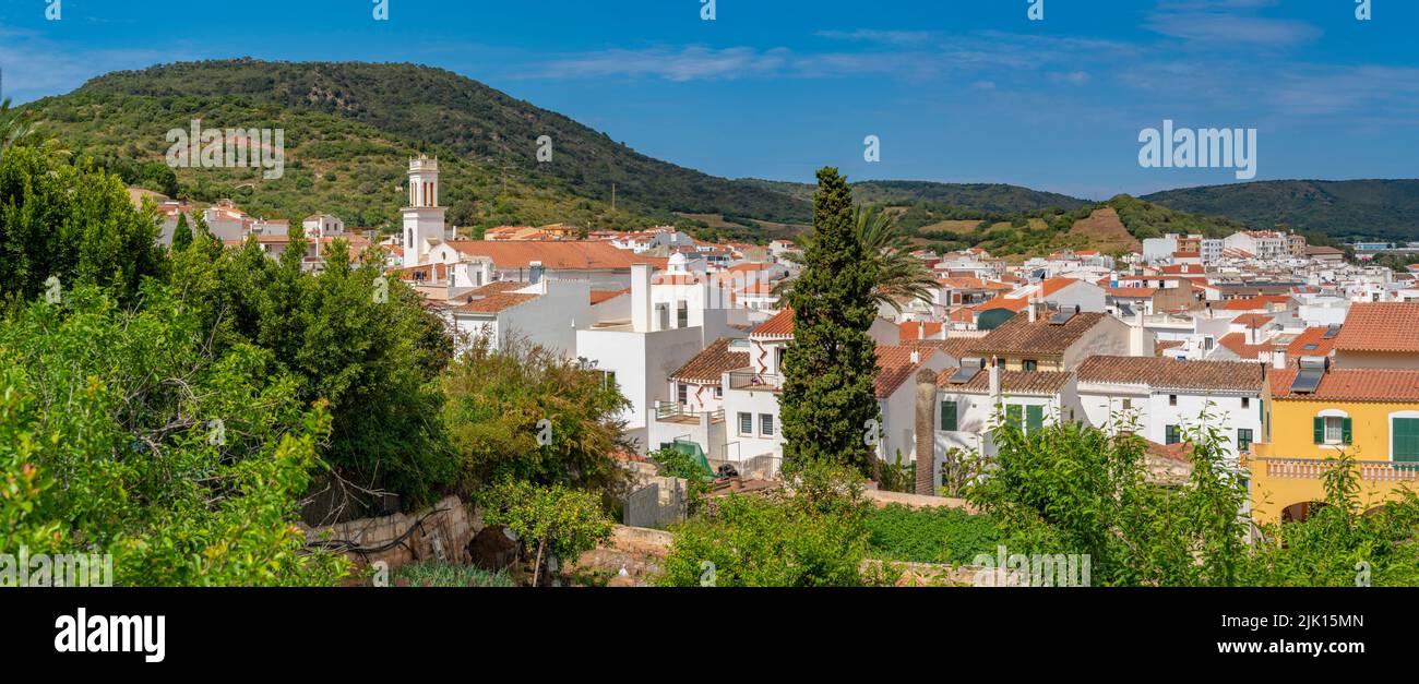 Vista de Sant Bartomeu de Ferreries y tejados desde posición elevada, Ferreries, Menorca, Islas Baleares, España, Mediterráneo, Europa Foto de stock