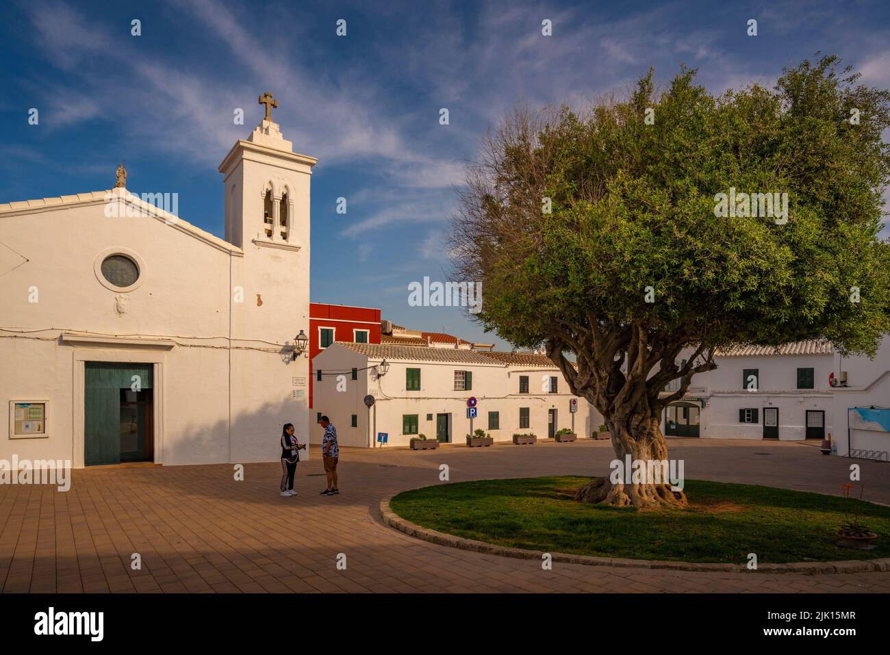 Vista de la iglesia de Sant Antoni de Fornells en la calle encalada de Fornelles, Fornelles, Menorca, Islas Baleares, España, Mediterráneo, Europa Foto de stock