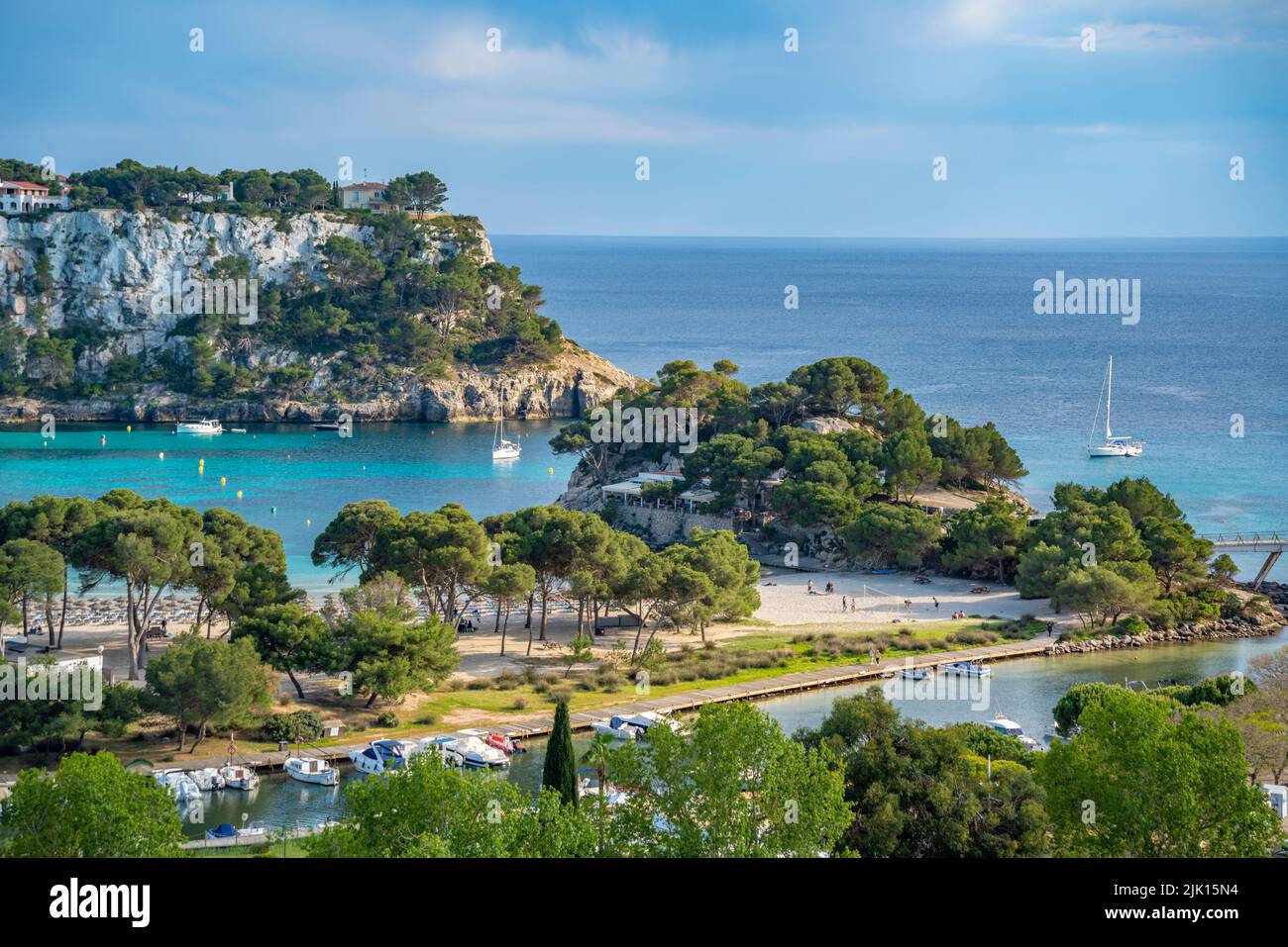 Vista de hoteles con vistas al puerto deportivo y al mar Mediterráneo en Cala Galdana, Cala Galdana, Menorca, Islas Baleares, España, Mediterráneo, Europa Foto de stock