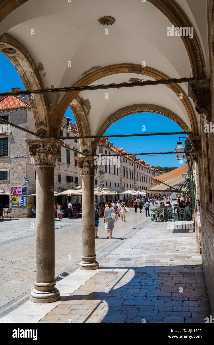 Los turistas en la calle de la Ciudad Vieja, Patrimonio de la Humanidad de la UNESCO, Dubrovnik, Costa Dálmata, Croacia, Europa Foto de stock