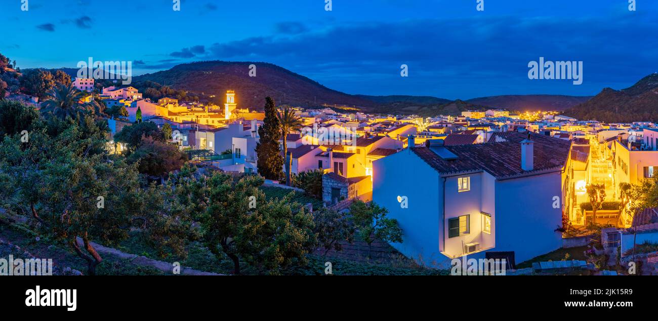 Vista de Sant Bartomeu de Ferreries y tejados desde posición elevada, Ferreries, Menorca, Islas Baleares, España, Mediterráneo, Europa Foto de stock