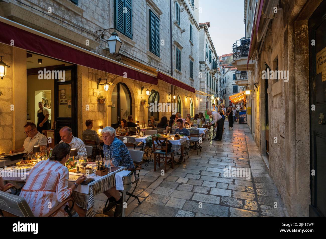 Gente que cena en el casco antiguo de Dubrovnik, Costa Dálmata, Croacia, Europa Foto de stock