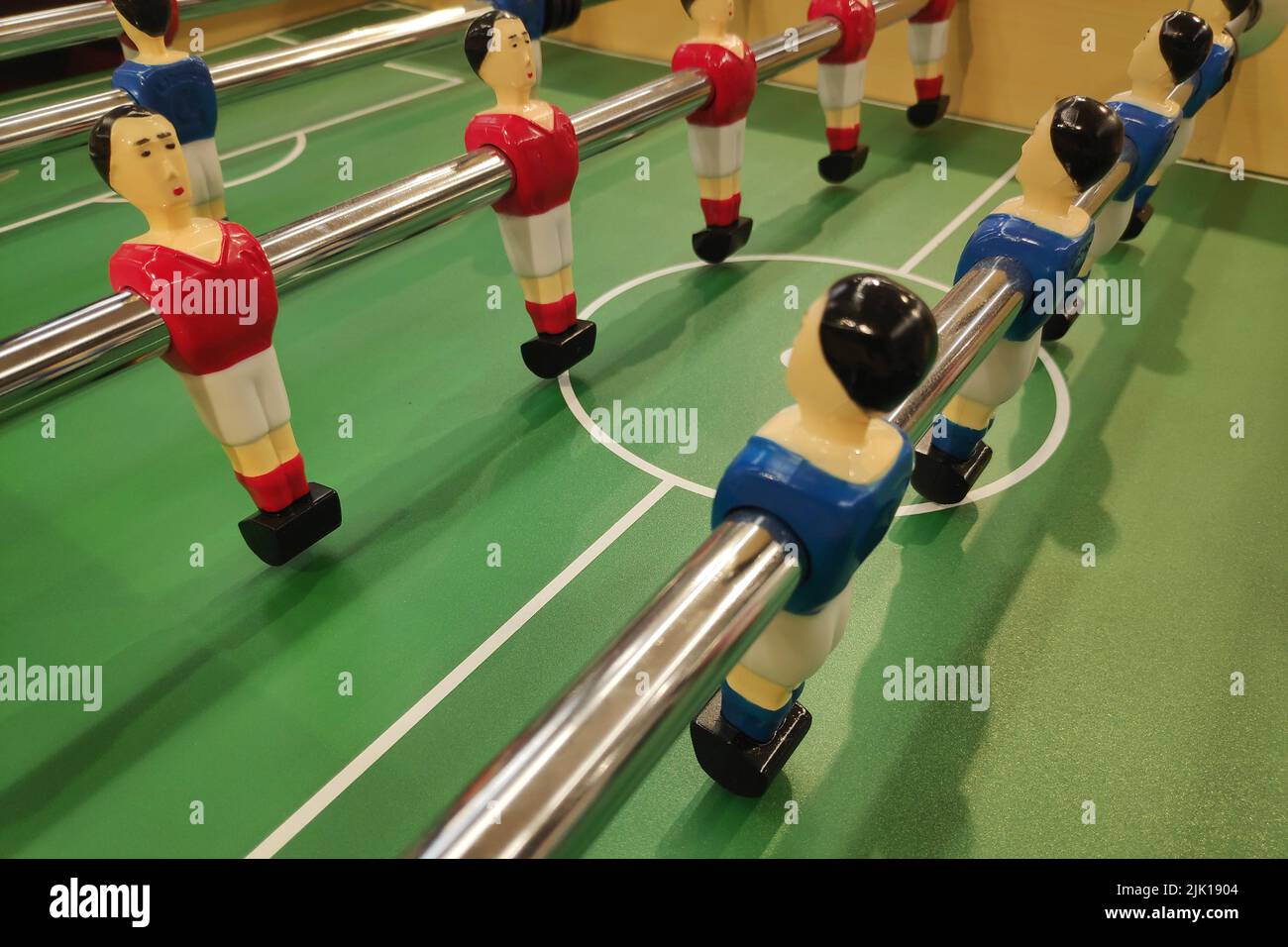 El fútbol de mesa, comúnmente llamado fuzboll o futbolín en el