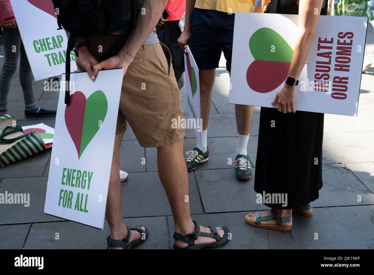El 23rd 2022 de julio un número de activistas por el clima y la justicia social se reunieron en pequeños enjambres por todo Londres y luego convergieron en el Parlamento Squar Foto de stock