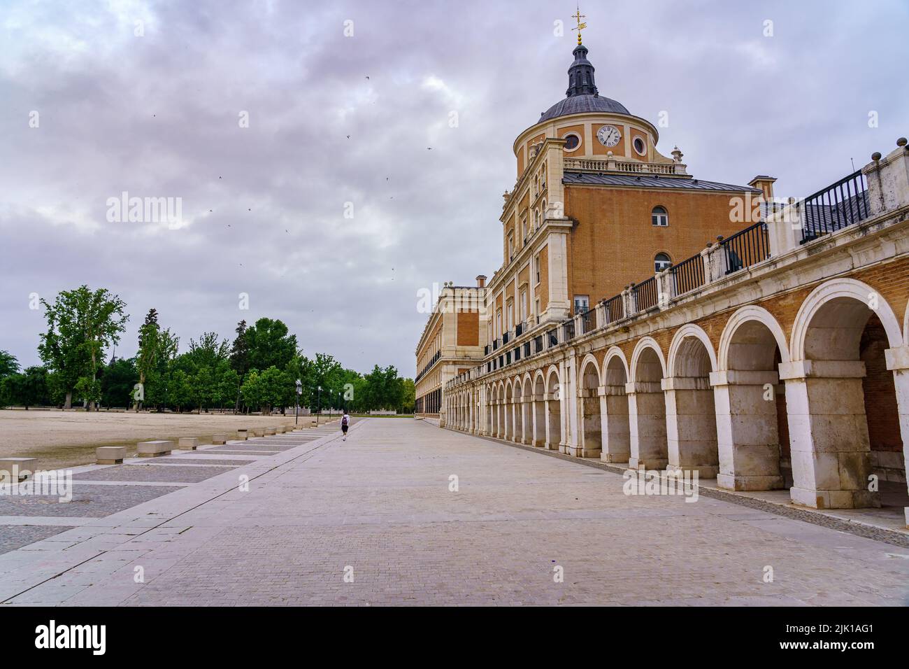 Explanada frontal del palacio real de Aranjuez con su arcada y cúpula en la parte superior. Madrid. Foto de stock